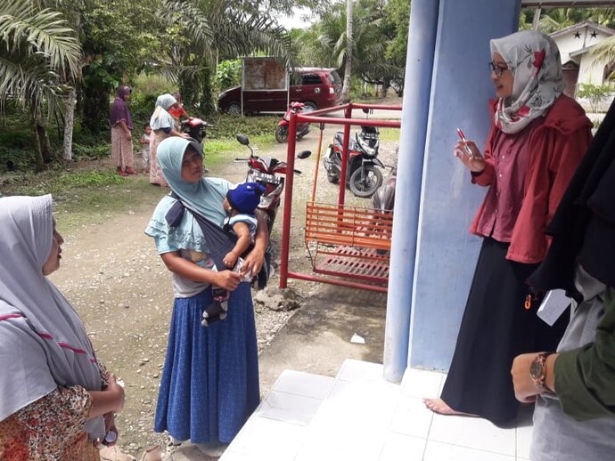 Wita Larasati discusses LF medicines with breastfeeding women during a national LF campaign in Indonesia. 