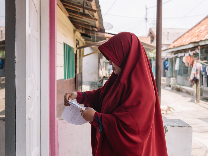 A women goes door to door during a campaign for NTDs 