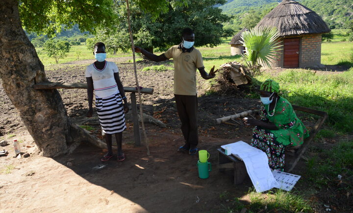 Trained volunteers distribute medicines to prevent onchocerciasis to a woman in Uganda’s Moyo district.  Photo credit: The Carter Center/Aggrey Mugisha