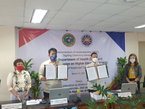  Left to right: CHED Commissioner Lilian De Las Llagas, CHED Chairman J Prospero De Vera III, Health Secretary Francisco T. Duque III, and Dr. Leda Hernandez, Medical Officer, presenting the signed Joint Memorandum of Understanding. Credit: DOH Philippines