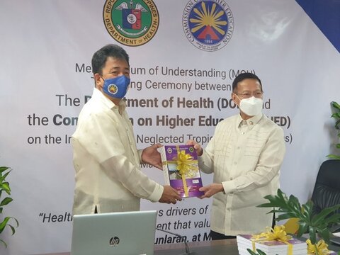  CHED Chairman J Prospero De Vera III and Health Secretary Francisco T. Duque III present the modules for Training of Trainers on the integration of NTDs. Credit: DOH Philippines