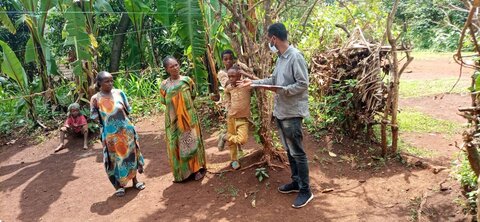 Habtamu Bedasa, a Zonal NTDs Technical Advisor with FHF, uses the Supervisors Coverage Tool (SCT) to assess the level of MDA coverage in a village in Ethiopia.