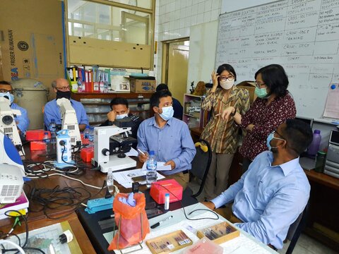 Participant from Indonesia and Nepal discuss surveys for lymphatic filariasis during a 3-day study tour.