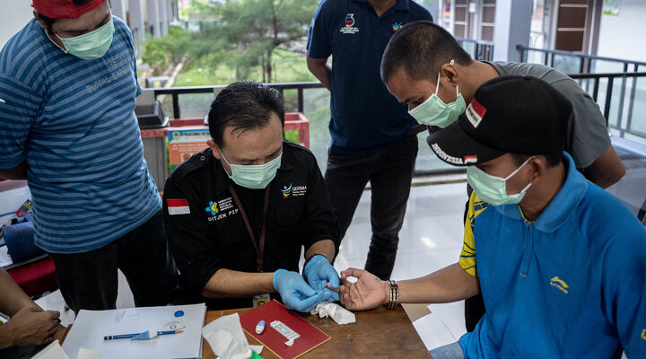On the job training was provided to health workers from Kota Baru local community health centre in preparation for the pre-TAS survey for lymphatic filariasis in several villages in Melawi Regency, supported by USAID Act to End NTD | East Program. Photo Credit: RTI International/Oscar Siagian